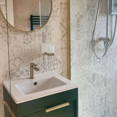 walk in shower room sink tiling